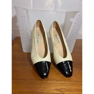 Vintage Etienne Aigner white & black pumps/heels size Size 6 M